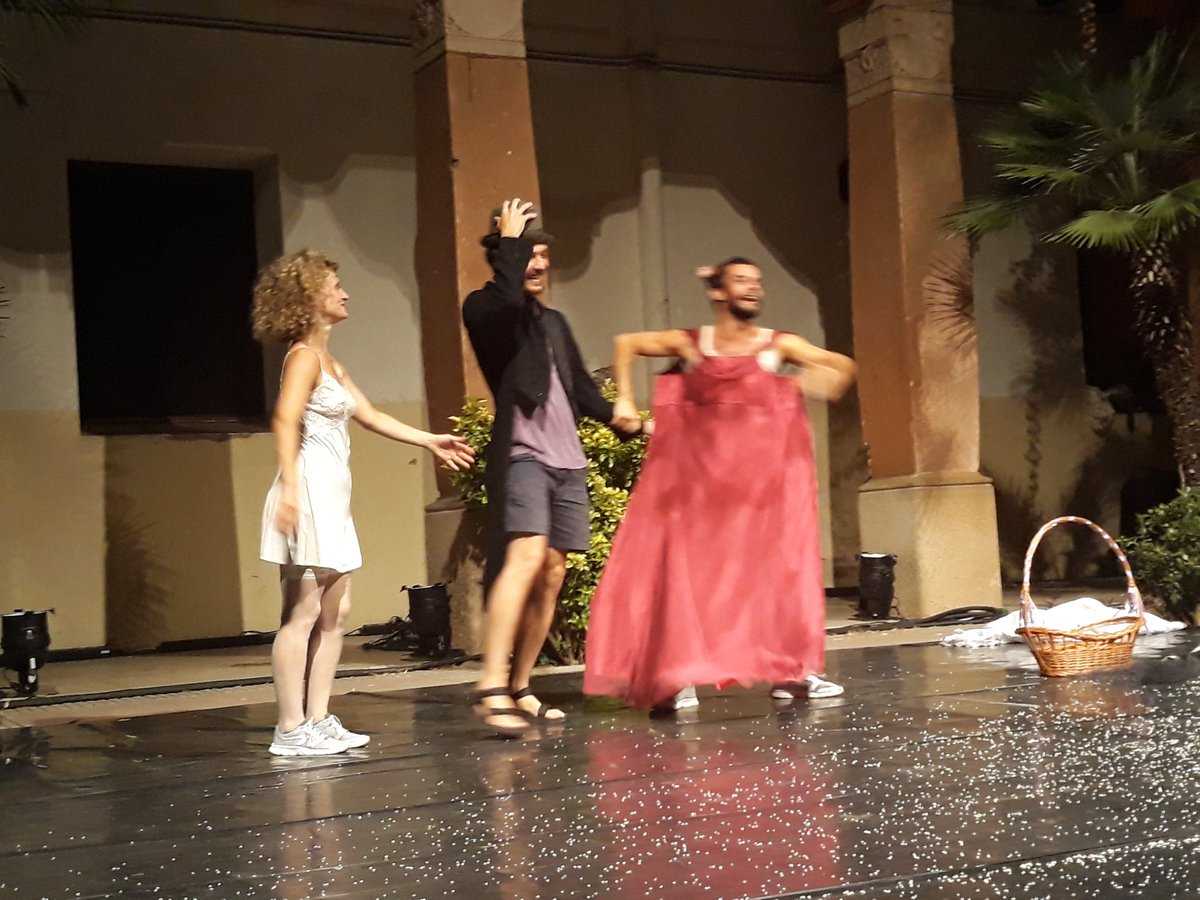 funkyover's tweet photo. Segona peça d'avui al #NunOFF de @nunArtBcn es #WeDing! de @losmonekos, un espectacle de carrer que ha engrescat al públic . Un espectacle que oscil·la entre el teatre i la dansa on l'humor no es deixa de costat #NunOff2018 https://t.co/Emlq8A2TgM