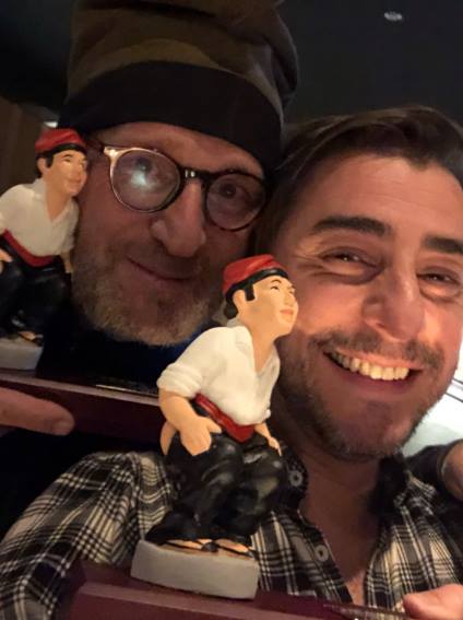 AmicsCaganer's tweet image. Demà sabrem qui serà el #caganerdelany2018 Abans però volem recordar que l&apos;any passat se&apos;ls hi va otorgar el guardó de &quot;#Caganer de l&apos;any 2017&quot; a @jordirocasan i @francaleu pel #Caganer d&apos;#OperaSamfaina i la #Tifa de #Xocolata Una forta abraçada amics!!! 😉bit.ly/2L23Rwg