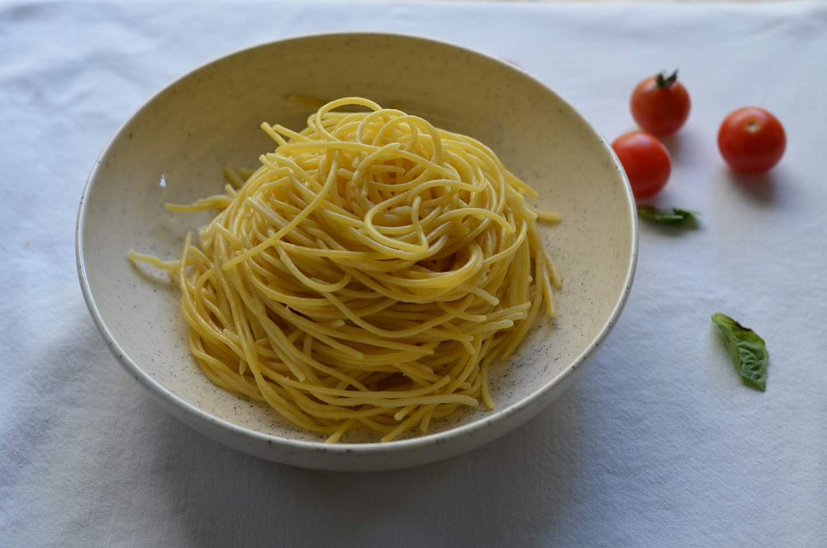 MarketGypsy's tweet photo. TOMATO, BASIL, GARLIC PASTA SAUCE.
The easiest known pasta sauce.
Three ingredients. Fifteen to twenty minutes &amp; on the table. 
Cherry Tomatoes. Fresh basil. Garlic. Parmesan. Delish!

Cherry #Tomatoes -CSA Veggie Box @Thejunglefarm #partner 
#Recipe: https://t.co/aztBdk5Ckr https://t.co/globMce3Mi
