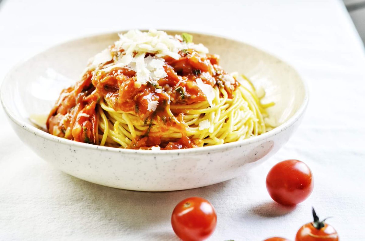 MarketGypsy's tweet photo. TOMATO, BASIL, GARLIC PASTA SAUCE.
The easiest known pasta sauce.
Three ingredients. Fifteen to twenty minutes &amp; on the table. 
Cherry Tomatoes. Fresh basil. Garlic. Parmesan. Delish!

Cherry #Tomatoes -CSA Veggie Box @Thejunglefarm #partner 
#Recipe: https://t.co/aztBdk5Ckr https://t.co/globMce3Mi