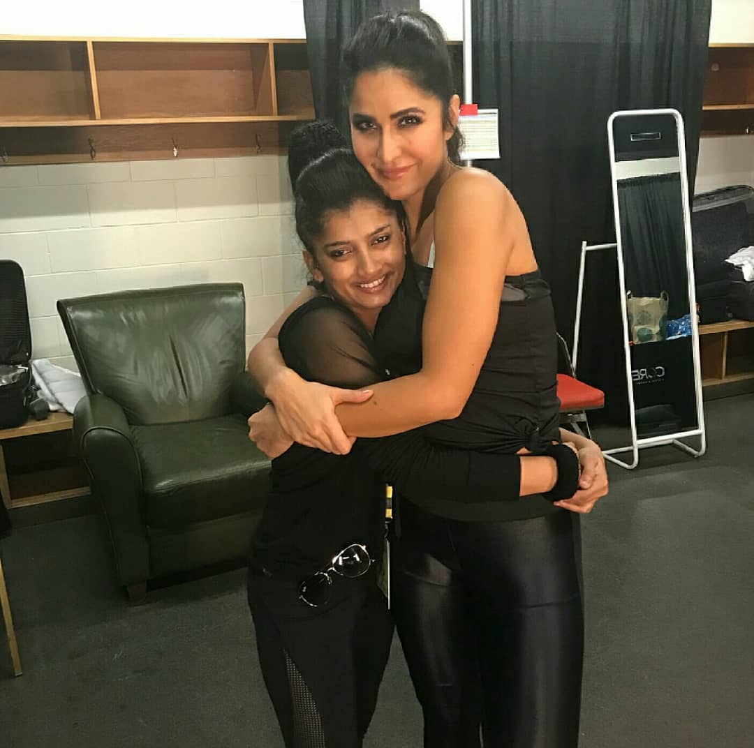 katrinasidmalh1's tweet photo. MY queen katrina with dancers how sweet my queen humbel n she is looking soo beautiful n pretty🔥😱💍💘
#KatrinaKaif #KareenaKapoorKhan #AnushkaSharma #jacquelinefernandez #SonakshiSinha #shraddhakapor #DishaPatani #parineetichopra #BollywoodActress #pretty https://t.co/DJR5nzBuVu