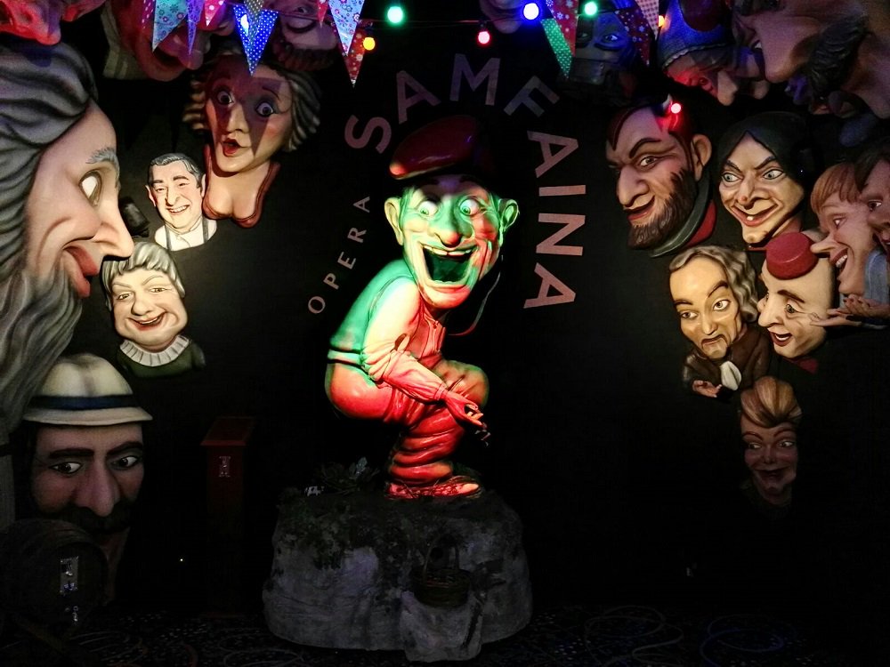 AmicsCaganer's tweet image. Demà sabrem qui serà el #caganerdelany2018 Abans però volem recordar que l&apos;any passat se&apos;ls hi va otorgar el guardó de &quot;#Caganer de l&apos;any 2017&quot; a @jordirocasan i @francaleu pel #Caganer d&apos;#OperaSamfaina i la #Tifa de #Xocolata Una forta abraçada amics!!! 😉bit.ly/2L23Rwg