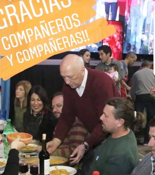 AnaUmpi's tweet photo. Qué buen mozo sirvió la mesa del @FGSPS en el #GranLocroSocialista del 9 de julio! #sencillezyhumildad ✊🏼⚘ Gracias cumpas! https://t.co/Y02Fz6R4cW