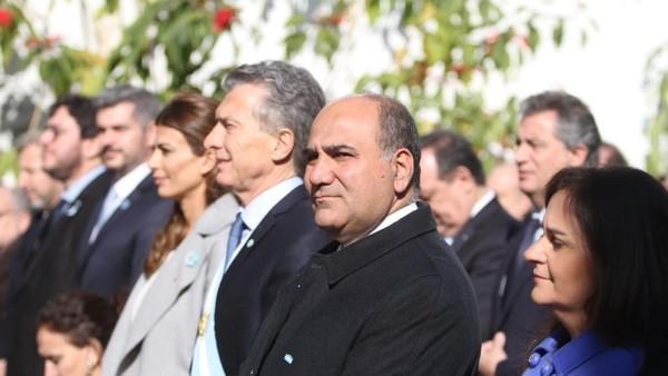 clarincom's tweet photo. El gobernador tucumano logró que el Presidente participe del desfile tras garantizarle que no habría protestas https://t.co/ThsEGtsVwS https://t.co/4M8UYVCZMD