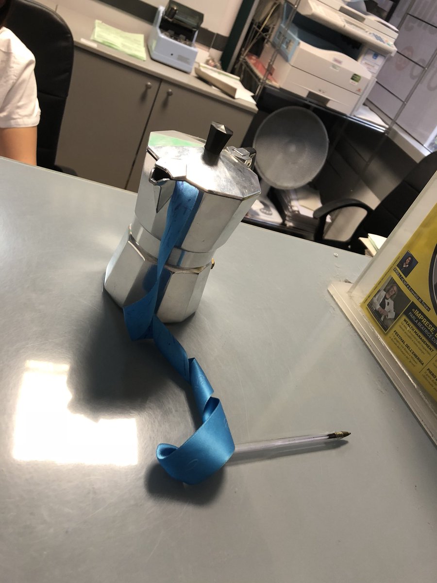 TheHeinrichs's tweet photo. Ich binde ja am liebsten Goldbarren an meine Stifte... #diebstahlschutz #coffeetostay #preciousink #protectiongoals #italy https://t.co/bcL7QwcHD1