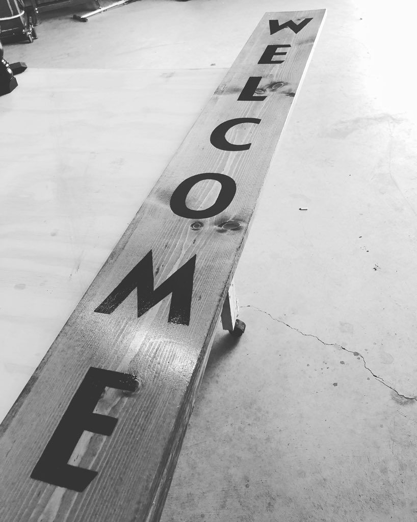 dmc_designs's tweet photo. Finishing some orders today!
This 6’ #WELCOME sign will make a great addition to a front porch or entryway.
#HomeFurnishings #HomeDecor #PorchPassion #OutdoorDecor #IndoorOutdoor #Versatile #CountryLiving #CustomCrafts #OrdersAccepted #DMCDesigns https://t.co/fRnCFpeRGV