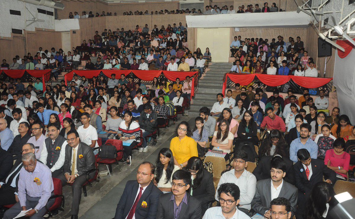 vijayjdarda's tweet photo. Happy to share my views at @theicai #CAStudentsConference in #Nagpur:
- Role of CAs is crucial as our economy is growing
- CAs must educate common people
- Women in this profession bring transparency
- Ethical conduct is very crucial https://t.co/rFC07mtkuI