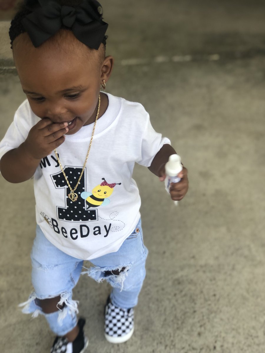 NaeThaTruth's tweet photo. Still can’t believe my baby is 1 😩 her 1st birthday was everything 🐝💕 https://t.co/GqPNJzpktQ