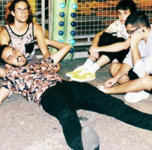 eusicaa's tweet image. UTILIDADE PÚBLICA 

gente tem uma bandia maravilhosa chamada CARMEN é uma banda INDIE BRASILEIRA com músicas MARAVILHOSAS vocês precisam conhecer a vibe desses 4 é maravilhosa dêem valor aos artistas brasileiros 

#OutNowCarmen