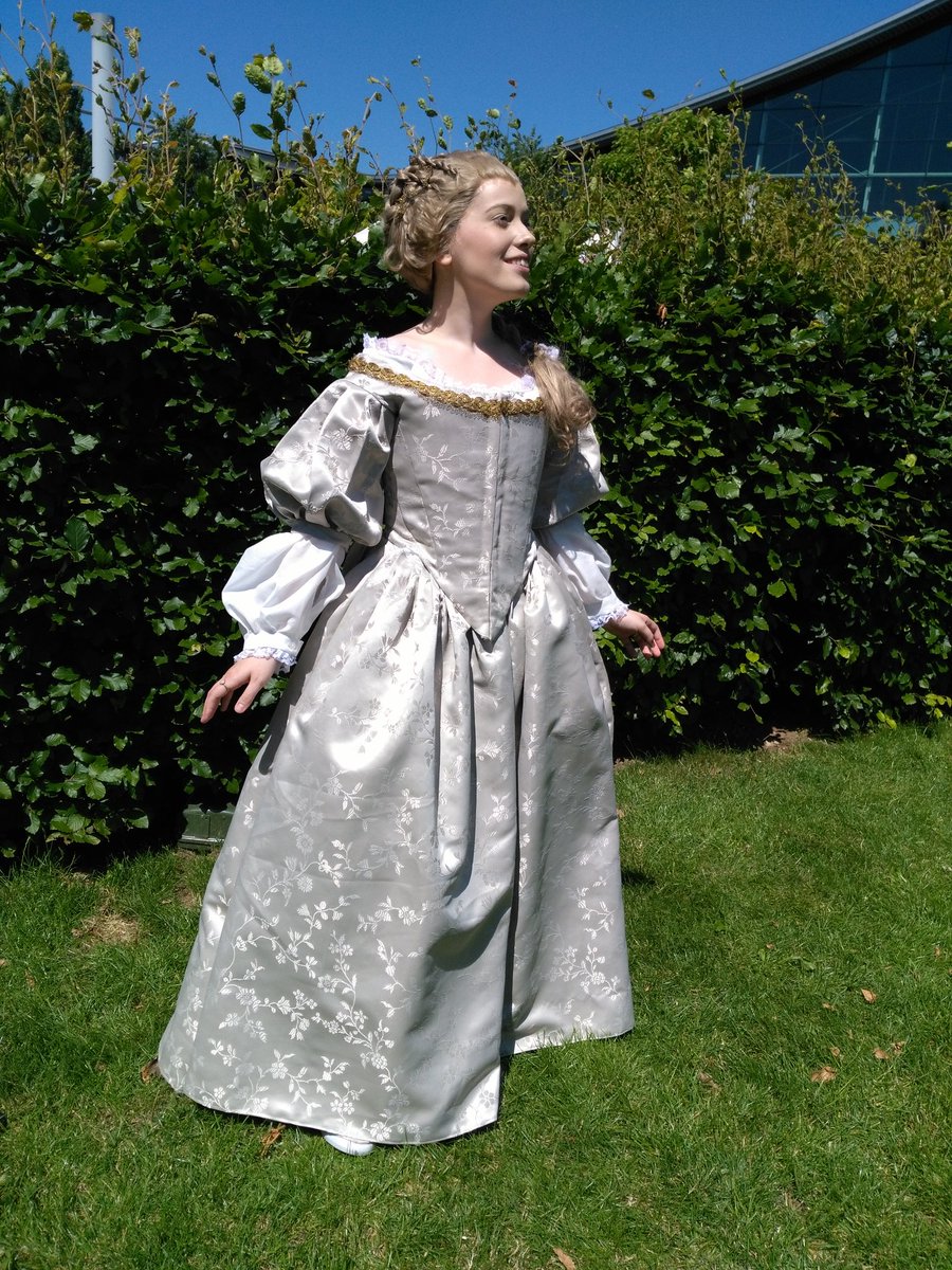 MephistaCat's tweet photo. Last weekend I wore my completely selfmade Henriette d'Angleterre Cosplay for the first time at #GermanComicCon #VersaillesFamily 
I hope you like it as much as I do 🌸💕 @evan_m_williams @vlavla @VersaillesCANAL @VersaillesFam @SchmidtNoemie @gblagden https://t.co/ikmyR1P7Da