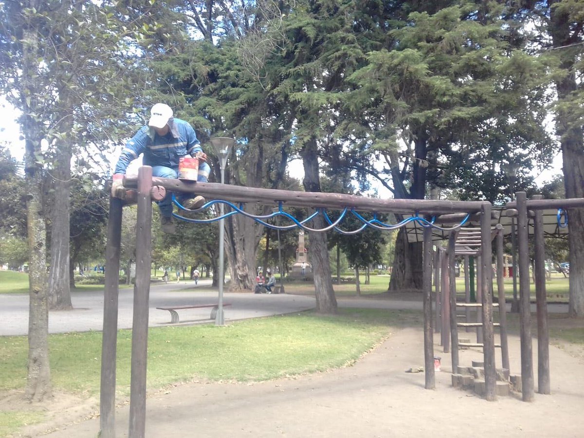 Obras Quito Ø¹Ù„Ù‰ ØªÙˆÙŠØªØ± En El Parque El Ejido Se Trabaja En El Mantenimiento De Los Juegos Infantiles De Madera Que Tienen Modulos De Subibajas Columpios Resbaladeras Puentes Colgantes Casitas De Madera