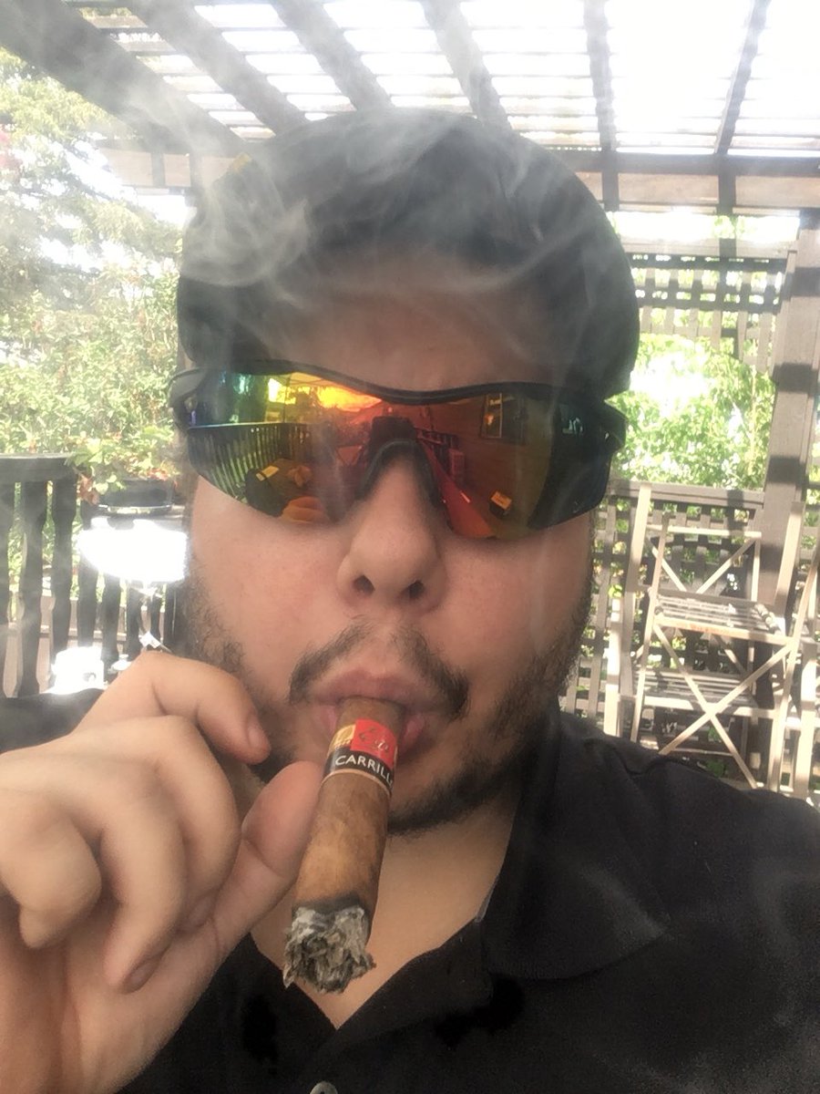 CigarDaddy1's tweet photo. Enjoying an E.P. Carrillo Core Plus Encantos from @FamousSmokeShop. Beautiful cigar !! https://t.co/vpajdzX6II