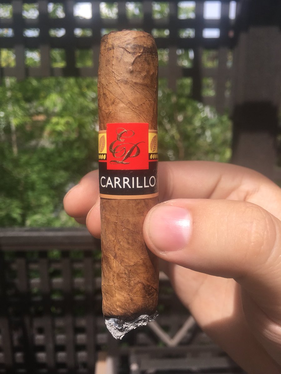 CigarDaddy1's tweet photo. Enjoying an E.P. Carrillo Core Plus Encantos from @FamousSmokeShop. Beautiful cigar !! https://t.co/vpajdzX6II