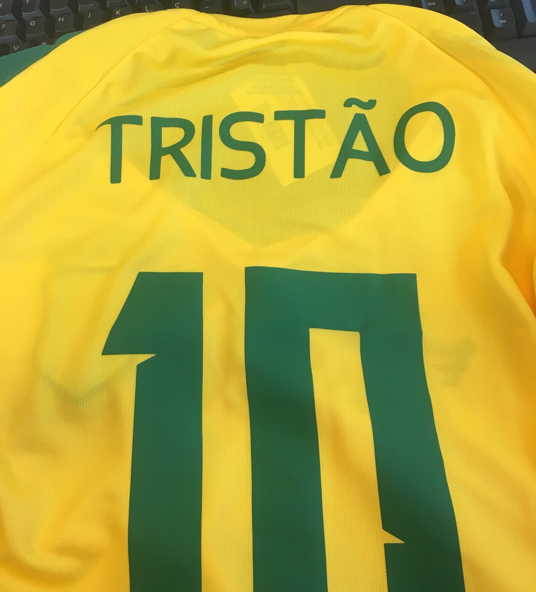 trixtinha's tweet photo. Hoje vim contar uma história bem triste para vocês.
Comprei uma camisa personalizada para usar na semifinal. Chegou hoje.
Meu sobrenome estampado em algum lugar nunca fez tanto sentido.
#riphexa https://t.co/f3mHp1Sbh1