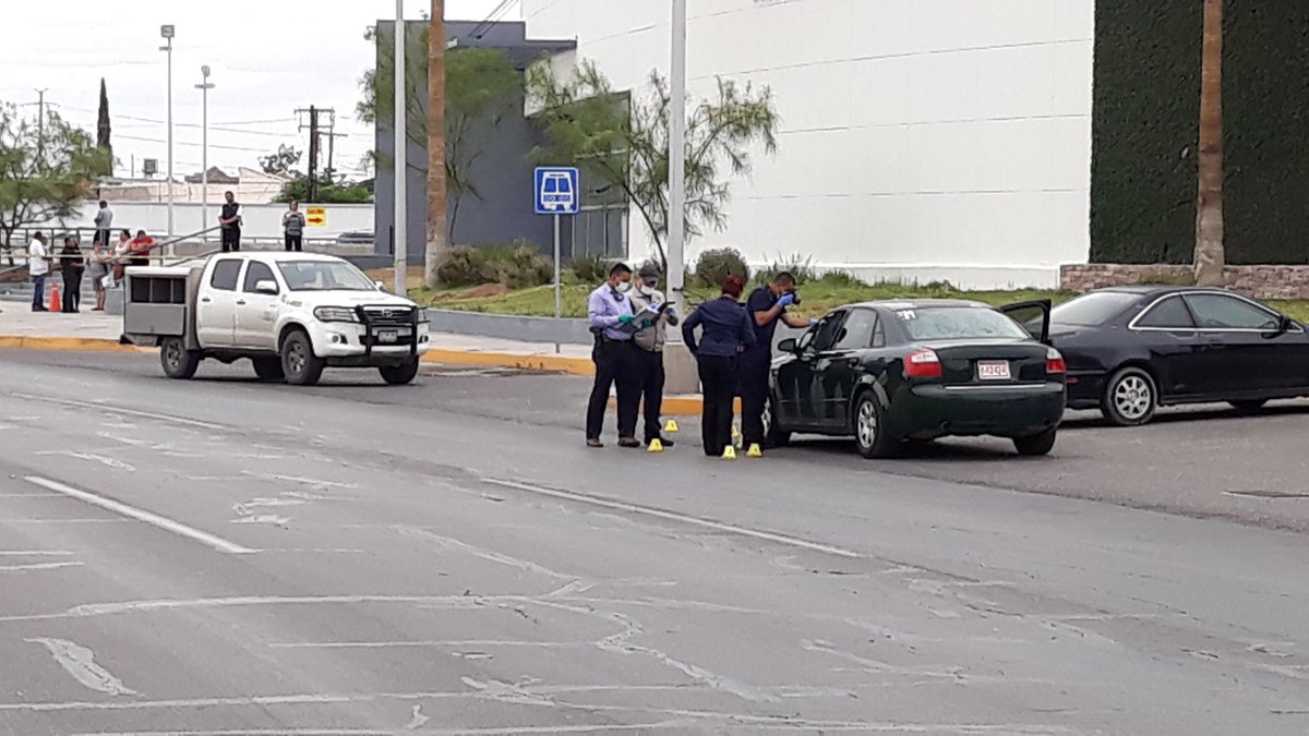 escalerakint's tweet photo. La más reciente ejecución en Ciudad Juárez ocurre saliendo de las oficinas de gobierno y frente a su familia, ya son 45 víctimas de homicidio en Julio @NotiYaElPaso https://t.co/GAjvb0slXx