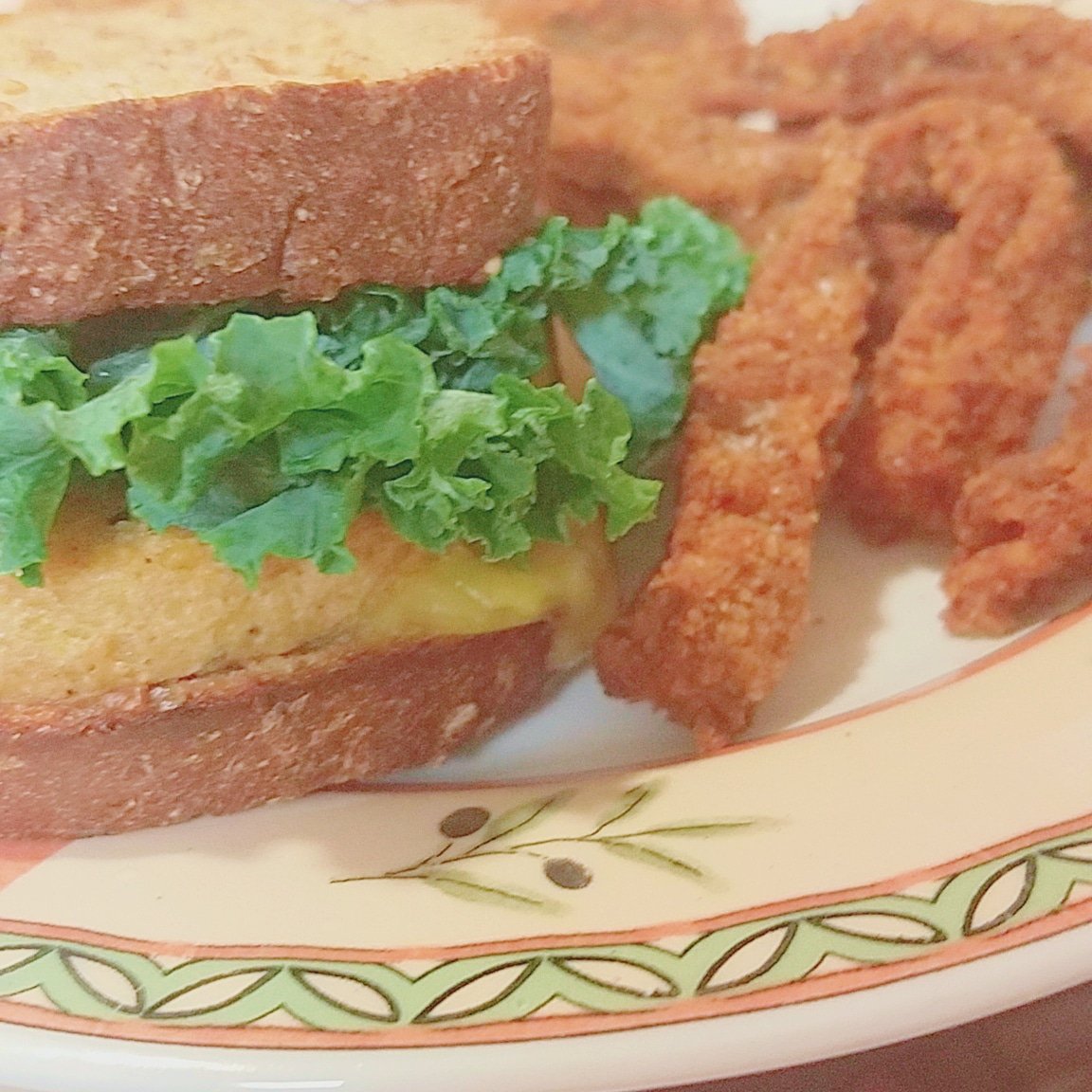 IrisVane5's tweet photo. #dinner #veggieburger #burger #sproutedbread #kale #eggplant #fries #vegancheese #vegan #healthyfood 🍆🍟🍔 https://t.co/1Jx1o62pCS