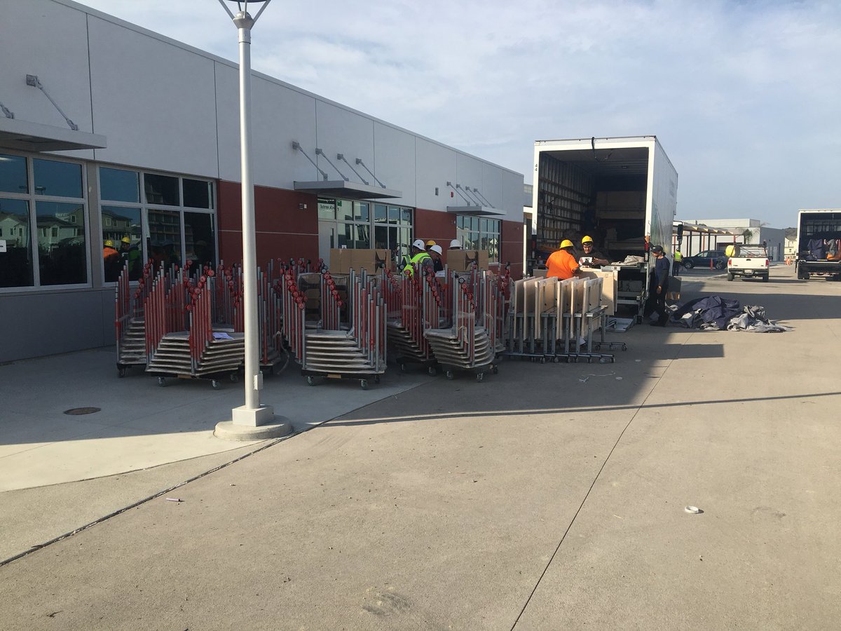 JRWellikson's tweet photo. Furniture Frenzy at Esencia.....getting ready for day 1.  #esenciaCUSD #EsenciaHawks https://t.co/nVLkrvC44v