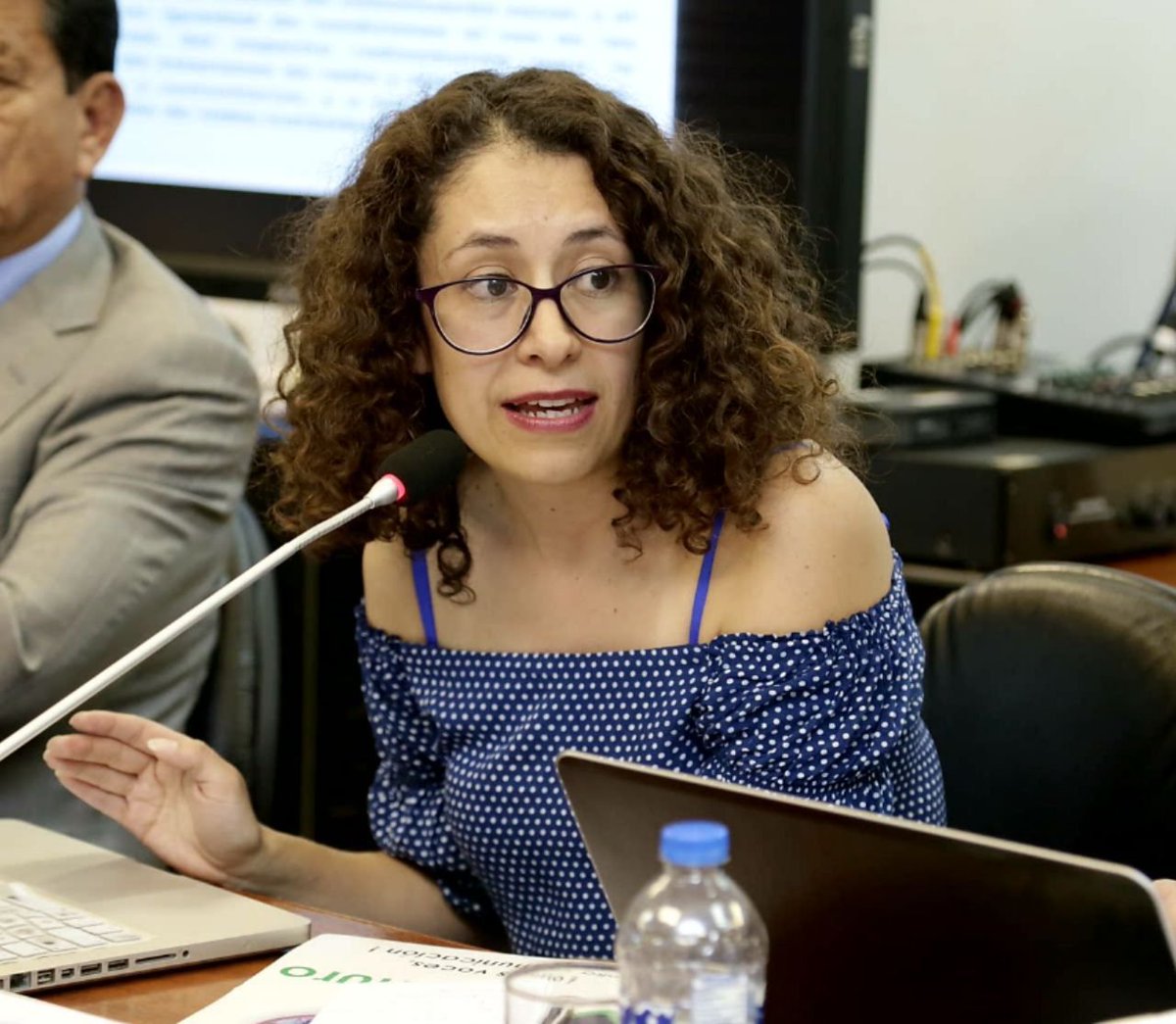 #AnaMaríaAcosta, representante de la Fundación El Churo, presenta sus propuestas de reformas a la #LeyDeComunicación y enfatiza que los medios comunitarios pueden existir en grandes ciudades a través de la representación de diferentes sectores de la población. @DerColectivosAN