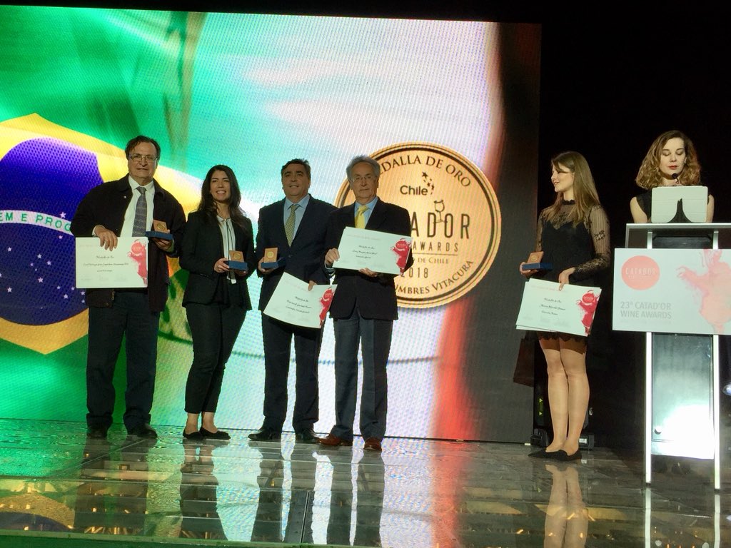 HarrietNahrwold's tweet photo. El gran Mario Geisse recibiendo de manos de Emanuele Pelluci una bien merecida medalla de oro por el notable @CaveGeisse Extra Brut de su Vinicola Geisse de Bento Gonçalves, Brasil. 👏🏻👏🏻👏🏻#catador2018 https://t.co/KmiEw3edzk