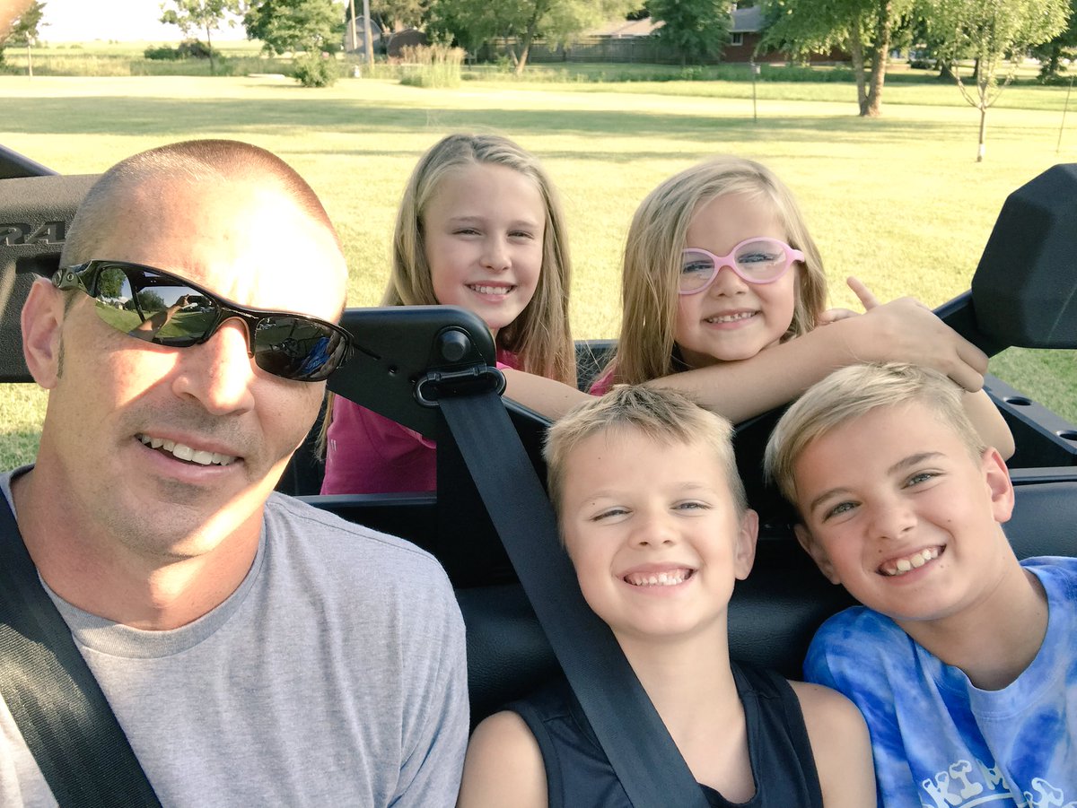 mdbmreid's tweet photo. Nothin like Buggy ridin’ at Papa’s! #PolarisRANGER #ChanuteKS https://t.co/Ch9Nls8ohA