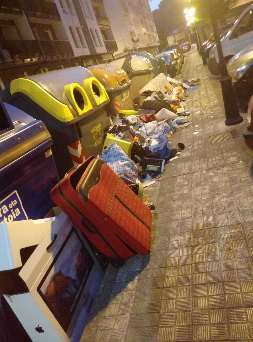 ErrausAurkMugi's tweet photo. Ordiziatik dator salaketa argazkia. Atez atekoa omen zen zikina...

Desde Ordizia llega la foto denuncia. El puerta a puerta debía de ser lo sucio...

@Ordiziako_Udala @OrainIngurumena @OrainGipuzkoa 

#erraustegirikez 
#osasunabai https://t.co/fwysTMLF71