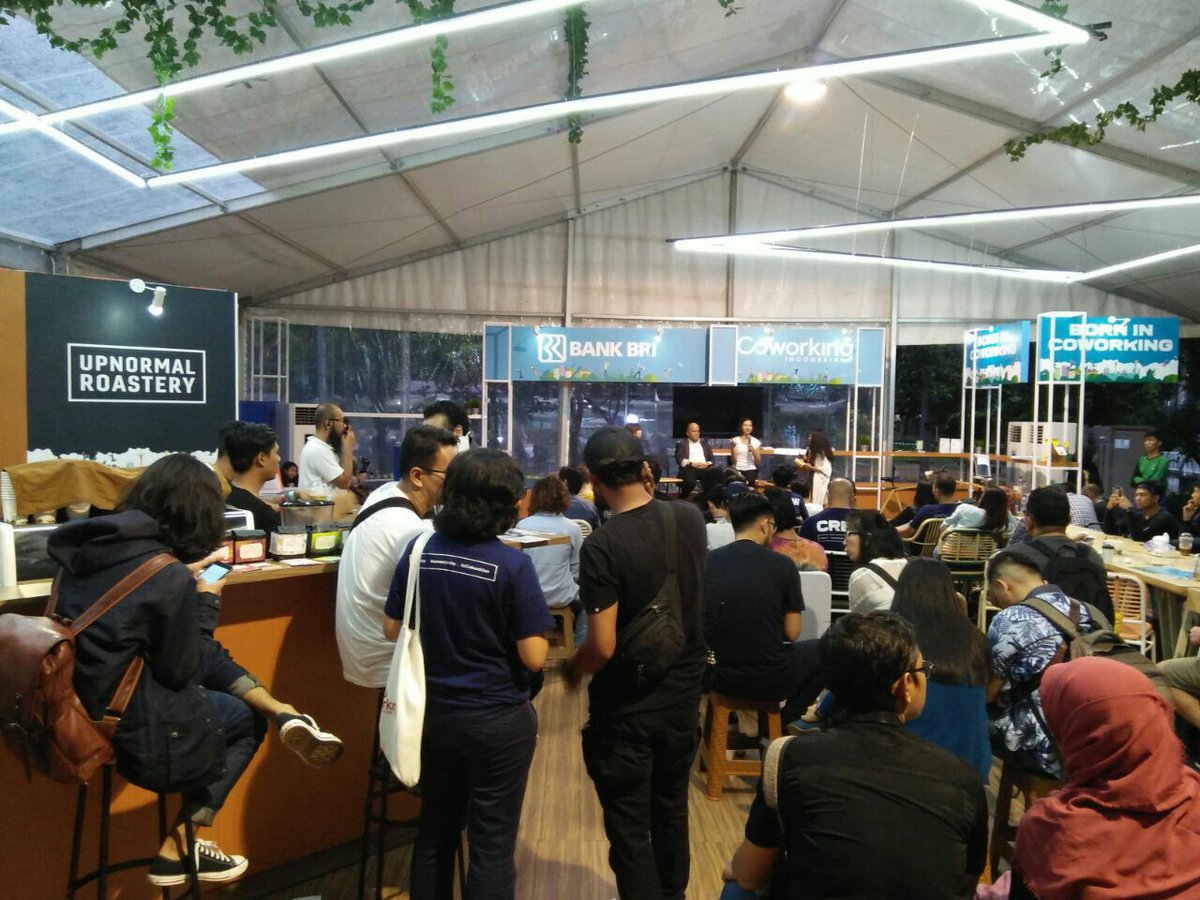 sumfourmit's tweet image. #ApaItuCoworking
Coworking adalah cara kerja yang mengusung nilai komunitas, keterbukaan, keterhubungan, dan kolaborasi.Nilai-nilai  tersebut dihidupkan di ruang kerja bersama yang secara aktif  menumbuhkan komunitas yang bisa mengakselerasi hubungan dan kolaborasi  antar anggota