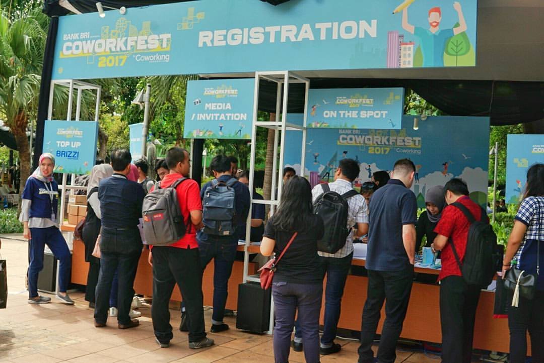 sumfourmit's tweet image. #ApaItuCoworking
Coworking adalah cara kerja yang mengusung nilai komunitas, keterbukaan, keterhubungan, dan kolaborasi.Nilai-nilai  tersebut dihidupkan di ruang kerja bersama yang secara aktif  menumbuhkan komunitas yg bisa mengakselerasi hubungan dan kolaborasi  antar anggota