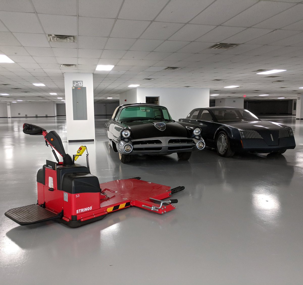 cuongerific's tweet photo. First official day of #collections moving into the new storage building! 1953 #Ford X-100 and 1996 #Lincoln Sentinel Concept being the first vehicles to their new home location. #Stringo all the way  @StringoTM @thehenryford https://t.co/euRMtPFlUT