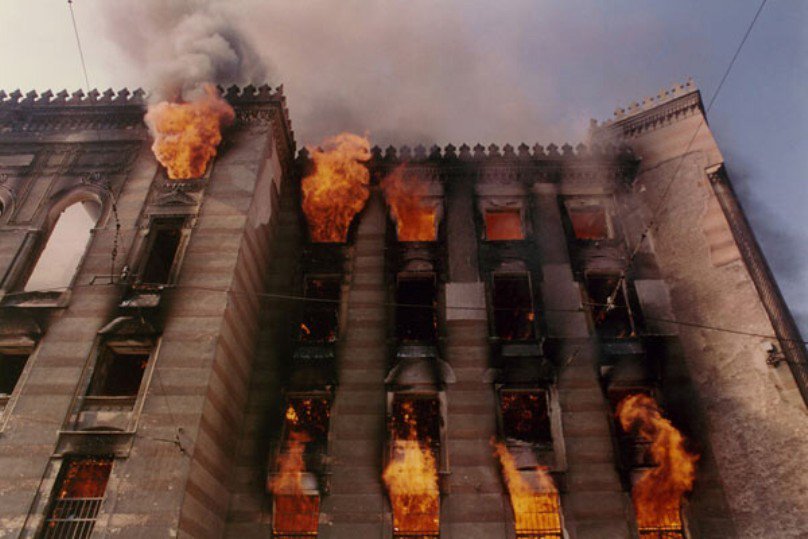 To tie into the previous tweet/article on elimination of cultural heritage: the burning of Sarajevo Library during the siege. The firemen were shot at. Approx. three million books, hundreds of original documents from the Ottoman Empire & the Austro-Hungarian monarchy burnt.