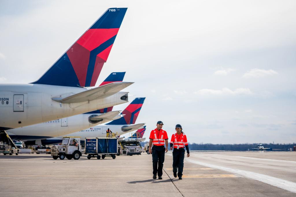 Delta's tweet photo. 17.7 million customers.
80,000 employees.
The busiest month in Delta history.

Thanks to everyone who flew with us this June and to all of our employees who made it possible.
https://t.co/tle52Gqoua https://t.co/jEb0WXLF5l