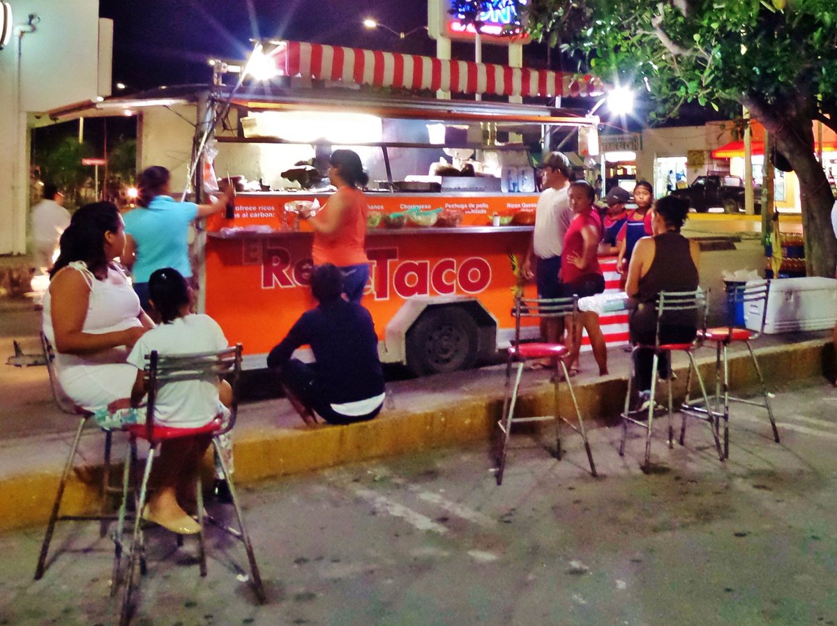 𝖸𝗈 𝖮𝗄𝖺𝖽𝖺 メキシコではタコスは屋台 フード ミンチ肉はなくてドネルケバブみたいな肉塊をそぎ落とすという 夕ごはんにタコスを頬張りながら旦那と 娘が大きくなったらメキシコシティに行きたいねと話し合った カラフルなプラスチック皿で出すよう