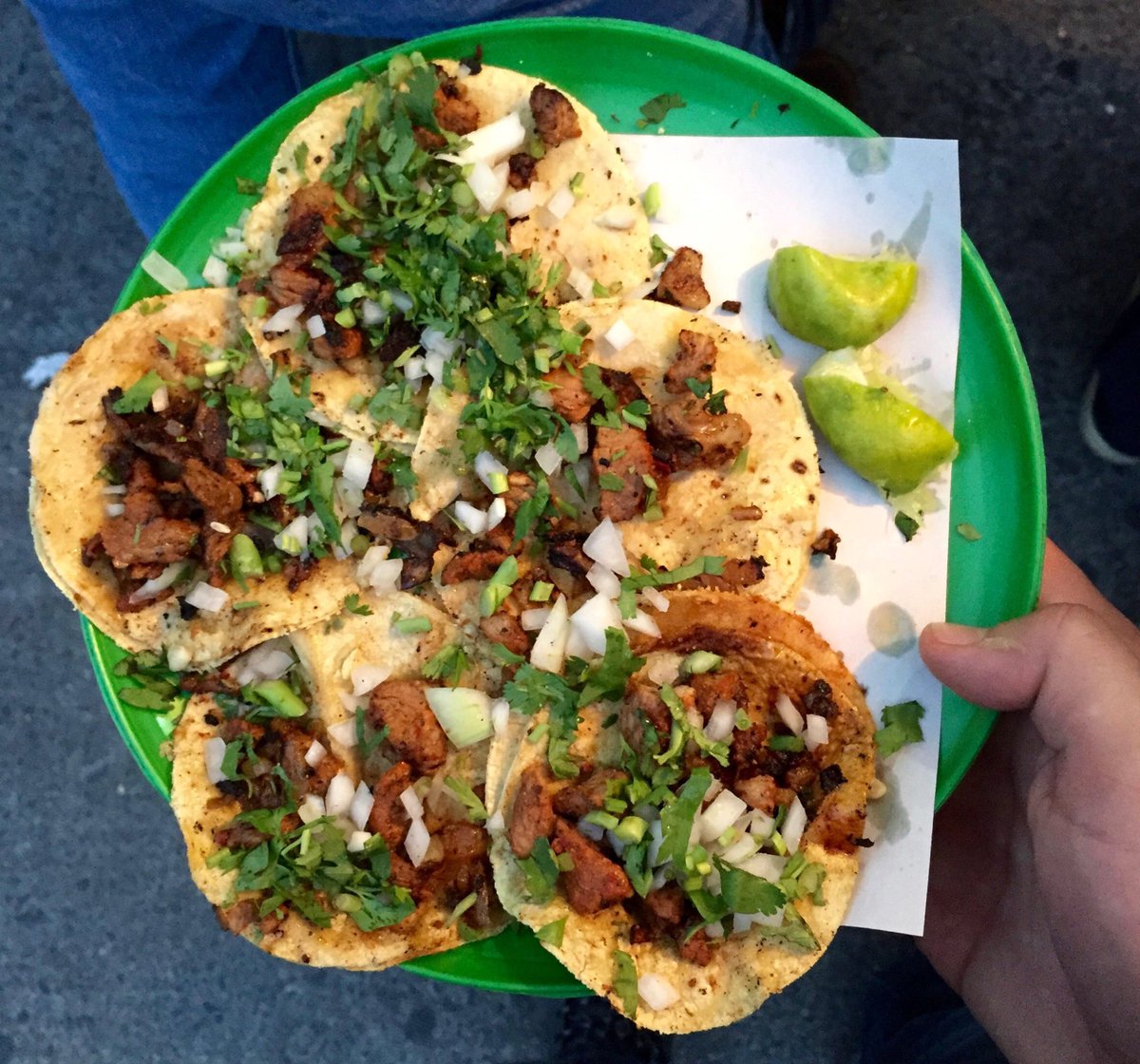 𝖸𝗈 𝖮𝗄𝖺𝖽𝖺 メキシコではタコスは屋台 フード ミンチ肉はなくてドネルケバブみたいな肉塊をそぎ落とすという 夕ごはんにタコスを頬張りながら旦那と 娘が大きくなったらメキシコシティに行きたいねと話し合った カラフルなプラスチック皿で出すよう