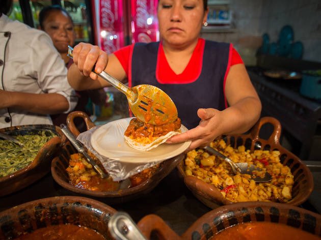 𝖸𝗈 𝖮𝗄𝖺𝖽𝖺 メキシコではタコスは屋台 フード ミンチ肉はなくてドネルケバブみたいな肉塊をそぎ落とすという 夕ごはんにタコスを頬張りながら旦那と 娘が大きくなったらメキシコシティに行きたいねと話し合った カラフルなプラスチック皿で出すよう