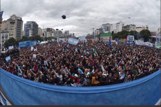 sanlil4's tweet photo. Míra #mauriciomacri #PresidenteFraude mientras vos festejas en #Tucumán bajo el ala del gobernador,xq fuiste allá con 2500👮🏼custodiado x #Cagón ,acá hubo un 9 de julio donde miles y miles de patriotas te gritó #LaPatriaNoSeRinde #FueraElFMI #FueraCambiemos #FueraMacri 👇 https://t.co/RzU4PPpytO