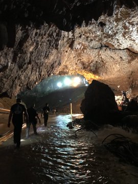 DhshmVpU0AA8aIv?format=jpg&name=360x360 Décimo rapaz retirado do interior da gruta na Tailândia