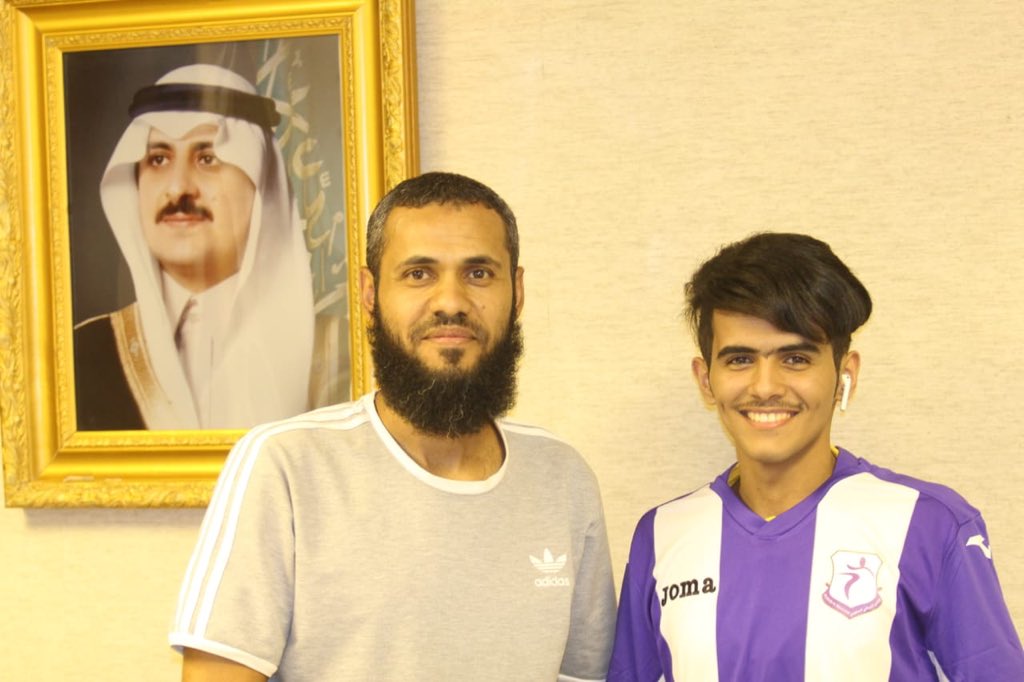 er30er1's tweet photo. تم توقيعي لنادي الوطني لمدة ٣ مواسم دعواتكم اخذ الهداف 😜💜💜. https://t.co/u58Qzr5K9w
