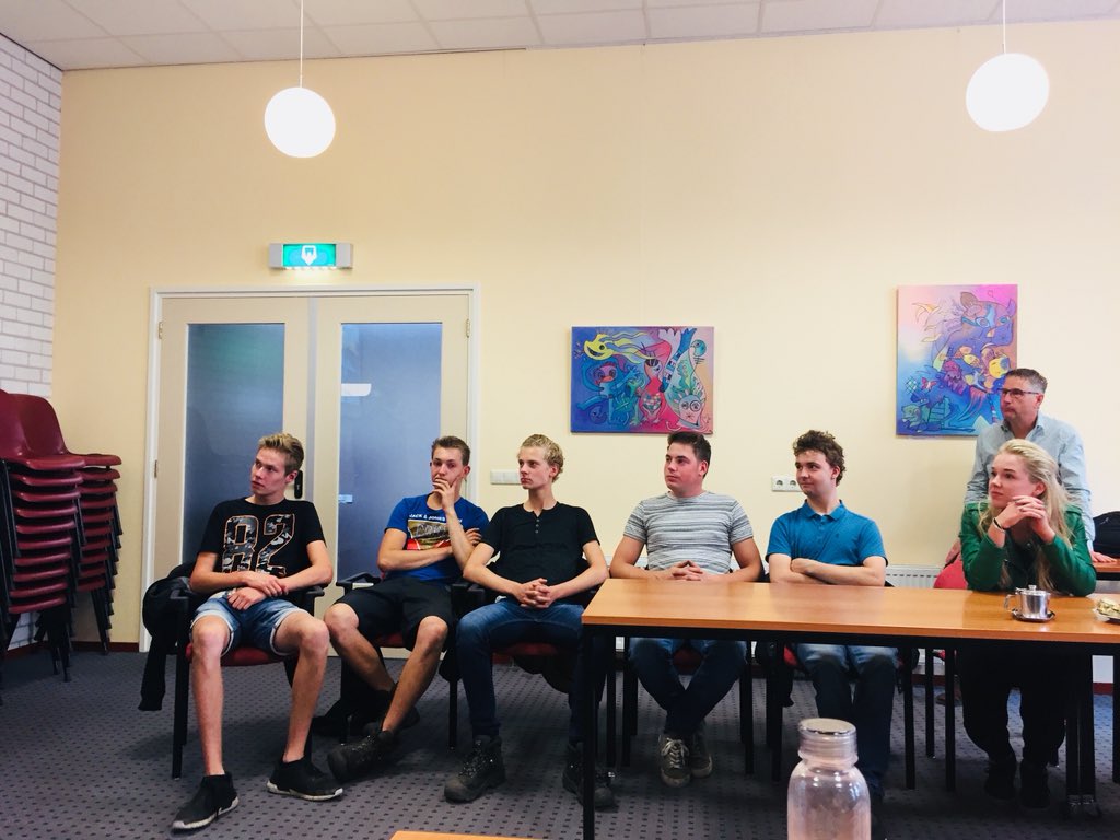 JolandaKemna's tweet photo. Vanavond kwamen jongeren uit Barlo (gemeente Aalten) met de trekker naar Lievelde om hun project voor LEADER te presenteren. De jeugd wil een vervallen jongerencentrum “De Loods” nieuw leven in blazen #leader3 https://t.co/b0aAqb9lTg