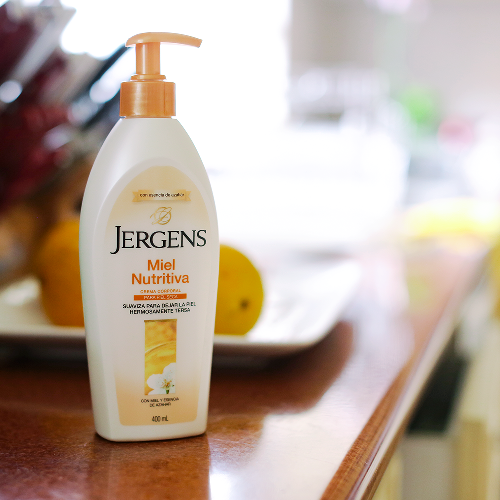 Nuestra fragancia deliciosa de la crema Jergens® Miel Nutritiva nutre y cuida la piel seca. 🌼