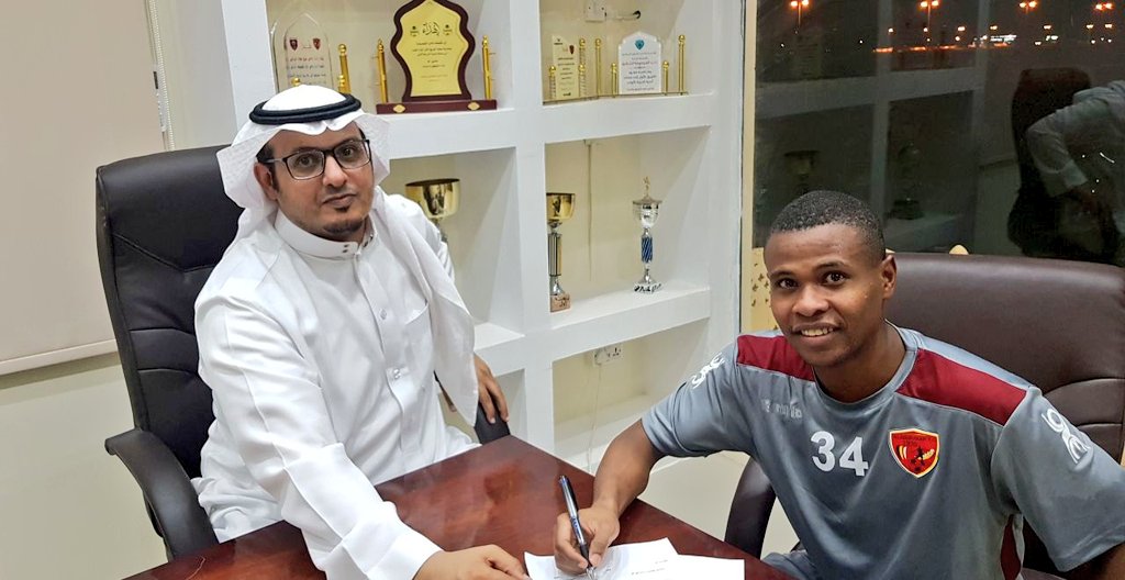 Uzivatel نادي القيصومة السعودي Na Twitteru وقعت إدارة نادي القيصومة مساء اليوم مع اللاعب سعود محمد مكبش والذي يلعب بخانة الظهير الأيمن لينضم إلى صفوف الفريق الأول هذا العام بحضور وكيل أعماله