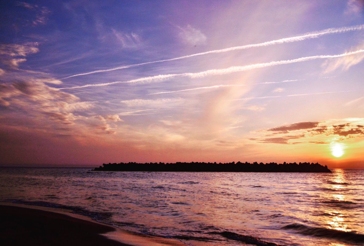 ポン 西目海水浴場 夕日が綺麗でした 穏やかな海でした 海 夕日 夕陽 海水浴場 夕焼け 夕焼け空 雲 空 空色 夏 砂浜 飛行機雲 あきたびじょん Sea Settingsun Sunset Beautiful 綺麗 美しい 眺め 景色 風景 カメラ カメラ好き