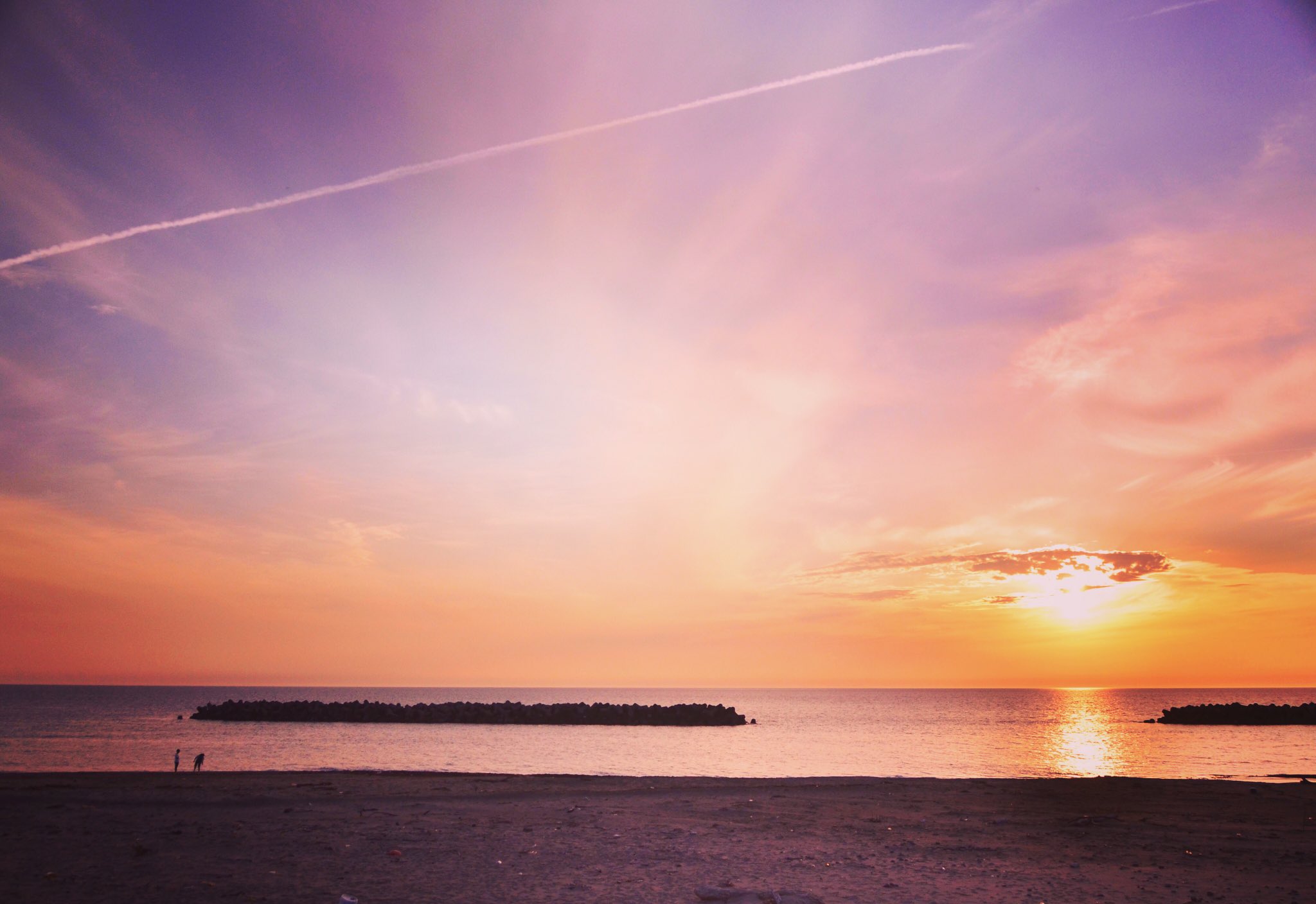 ポン 西目海水浴場 夕日が綺麗でした 穏やかな海でした 海 夕日 夕陽 海水浴場 夕焼け 夕焼け空 雲 空 空色 夏 砂浜 飛行機雲 あきたびじょん Sea Settingsun Sunset Beautiful 綺麗 美しい 眺め 景色 風景 カメラ カメラ好き