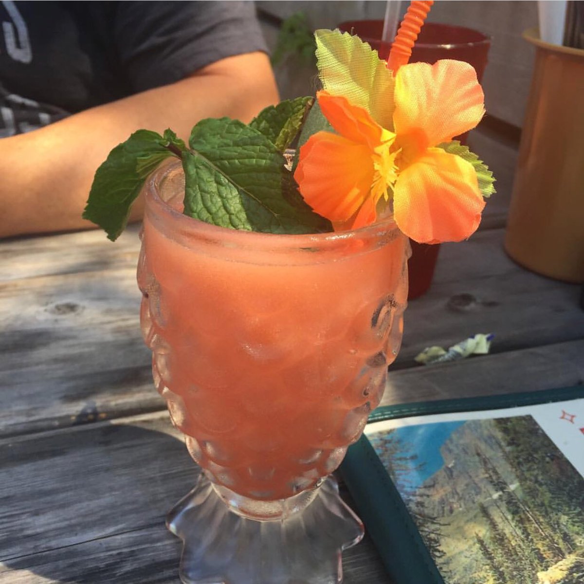 Hi_Lo_Diner's tweet photo. You + a friend + our patio. Tonight. 🌺 This weather calls for a Sloshy. #dinerdrinks 📷: @csvosskkg https://t.co/TDnkRSbdRZ