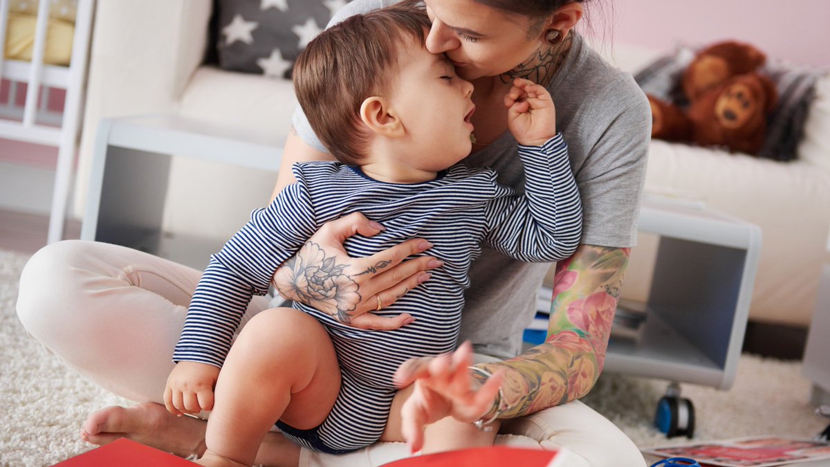 Between breastfeeding and/or pumping, sleep deprivation, high stress levels, and everything else it takes to keep kids alive, early motherhood can be exhausting. Is having a child in your 20s, 30s, or 40s give new mothers an edge? Read more here: bit.ly/2MWhhry #first5