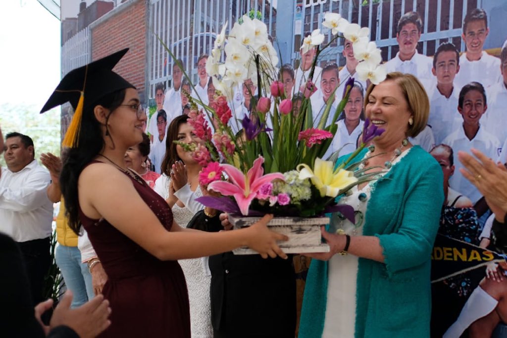 Padres, maestros y alumnos reconocieron la labor de <a href="/ElenaCepeda_/">Elena Cepeda de León</a> en la gestión de la obra de reconstrucción de la Telesecundaria Lázaro Cárdenas del Río