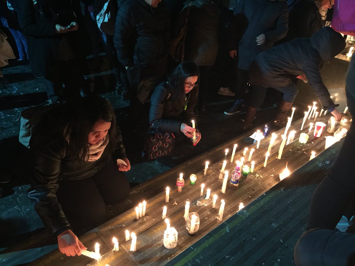 SindicatoNMV's tweet photo. Nuestra velaton termina hoy afuera del edificio de @NuevaMasvida_ en nuestro día 32 de la #HuelgaNMV https://t.co/s3KTN5jJ2l