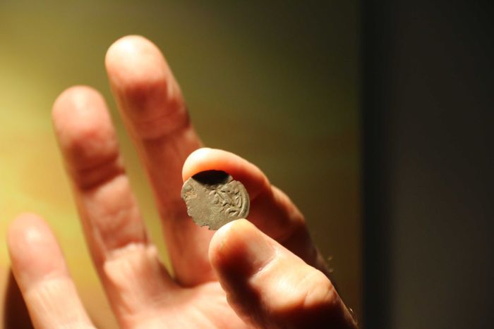 abcdarwin's tweet photo. An uninhabited island off the coast of Arnhem Land may be the discovery place of a medieval African coin, which, if confirmed, would be among the oldest foreign artefacts ever found in Australia @ABCNews https://t.co/7dUveYL3X5 https://t.co/UOiFYOhmxr