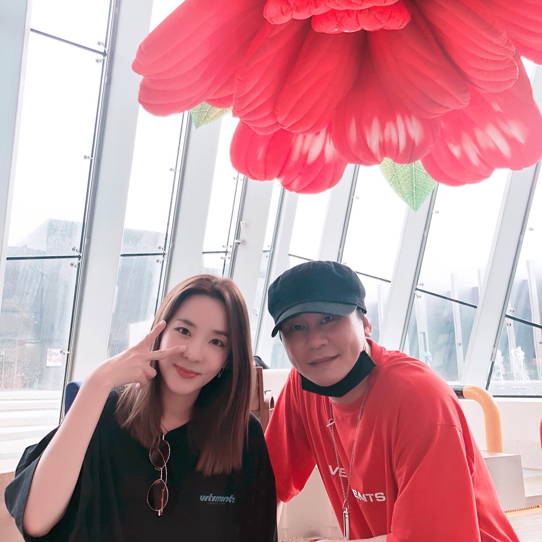 ALEXAsaki's tweet photo. Dara with the YG President and the YG Foods CEO!
"#YGRepubliqueJeju #Untitled
#GDcafe #GDragon
Big brother's warm smile today next to our Official #YG #Angel @krungy21
#PresidentYang @FROMREALYG" https://t.co/3nplFKW8Kx