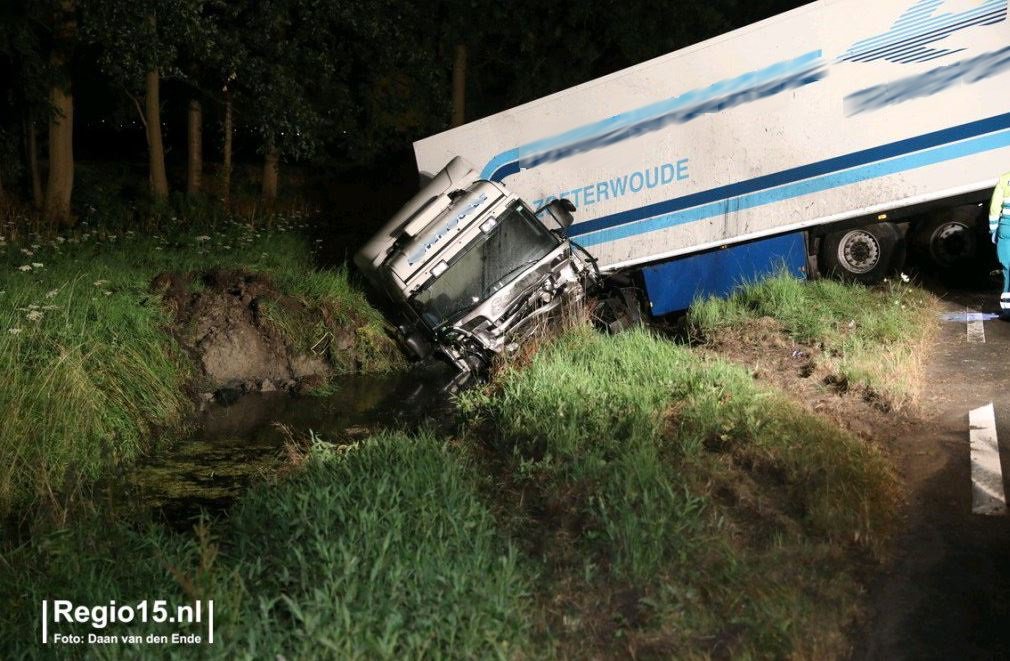 We beginnen de dag met een wegafsluiting. De #N209 is in beide richtingen dicht tussen Benthuizen en Zoetermeer nadat deze vrachtwagen in de sloot terecht kwam. (foto: <a href="/regio15/">Regio15.nl</a>)