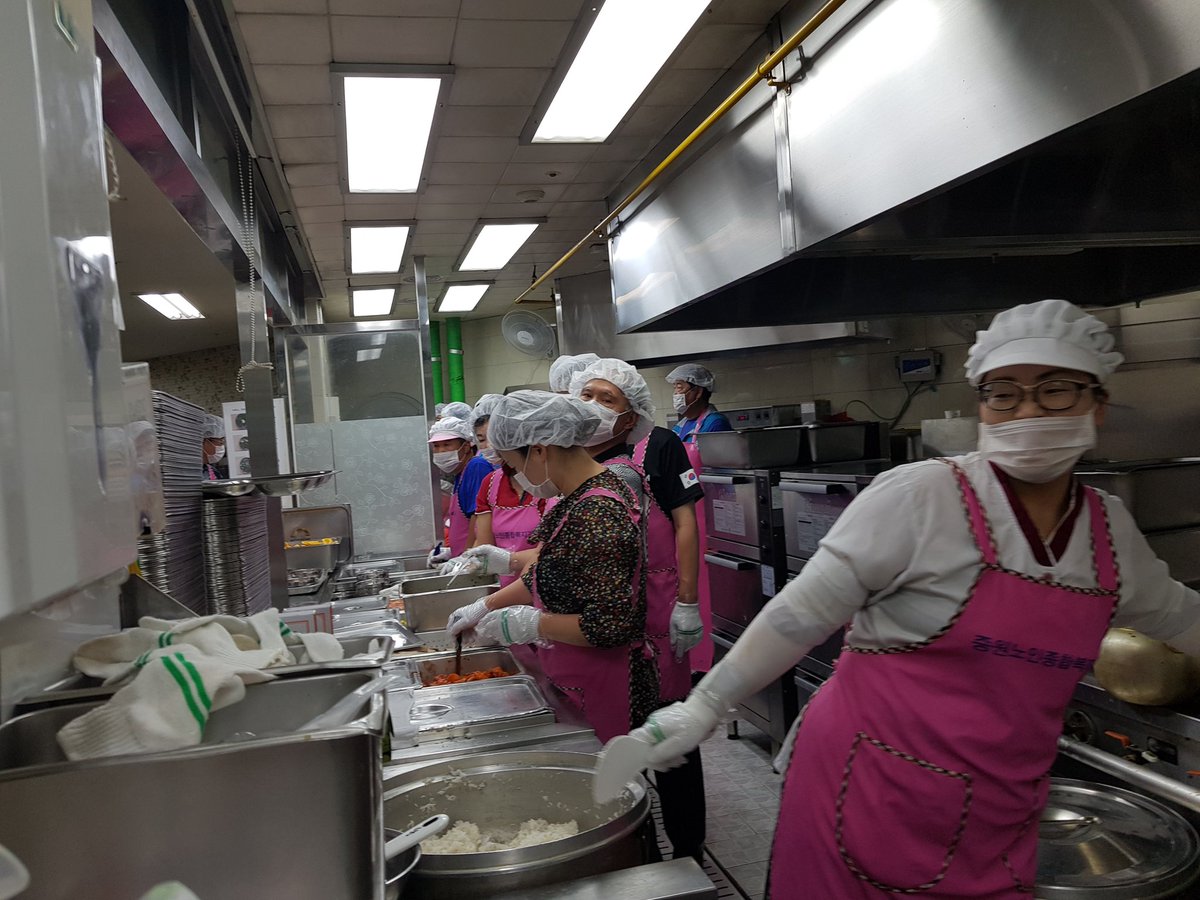 #성남시 #중원구 사회복지과

중원구 방위연합회(회장 최원해)에서는 7월 10일 중원노인종합복지관 경로식당을 찾아 500여 명의 지역 어르신들을 위해 배식, 설거지, 청소 등 급식 봉사 활동을 펼쳤습니다.