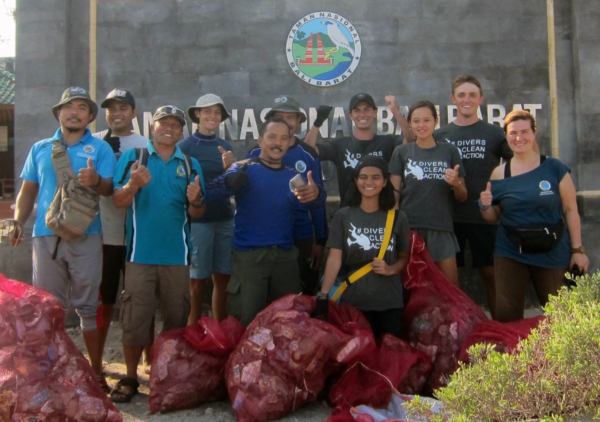 biospherefdn's tweet photo. Terima kasih to the team from @diverscleanact, @BBPB_bali &amp; @makeachangewrld, who are circumnavigating Bali to raise awareness &amp; study coastal &amp; #marinedebris. We met them yesterday at Menjangan Island to help sample trash &amp; share about our work. #kelilingBali https://t.co/xEFVaIbKQA